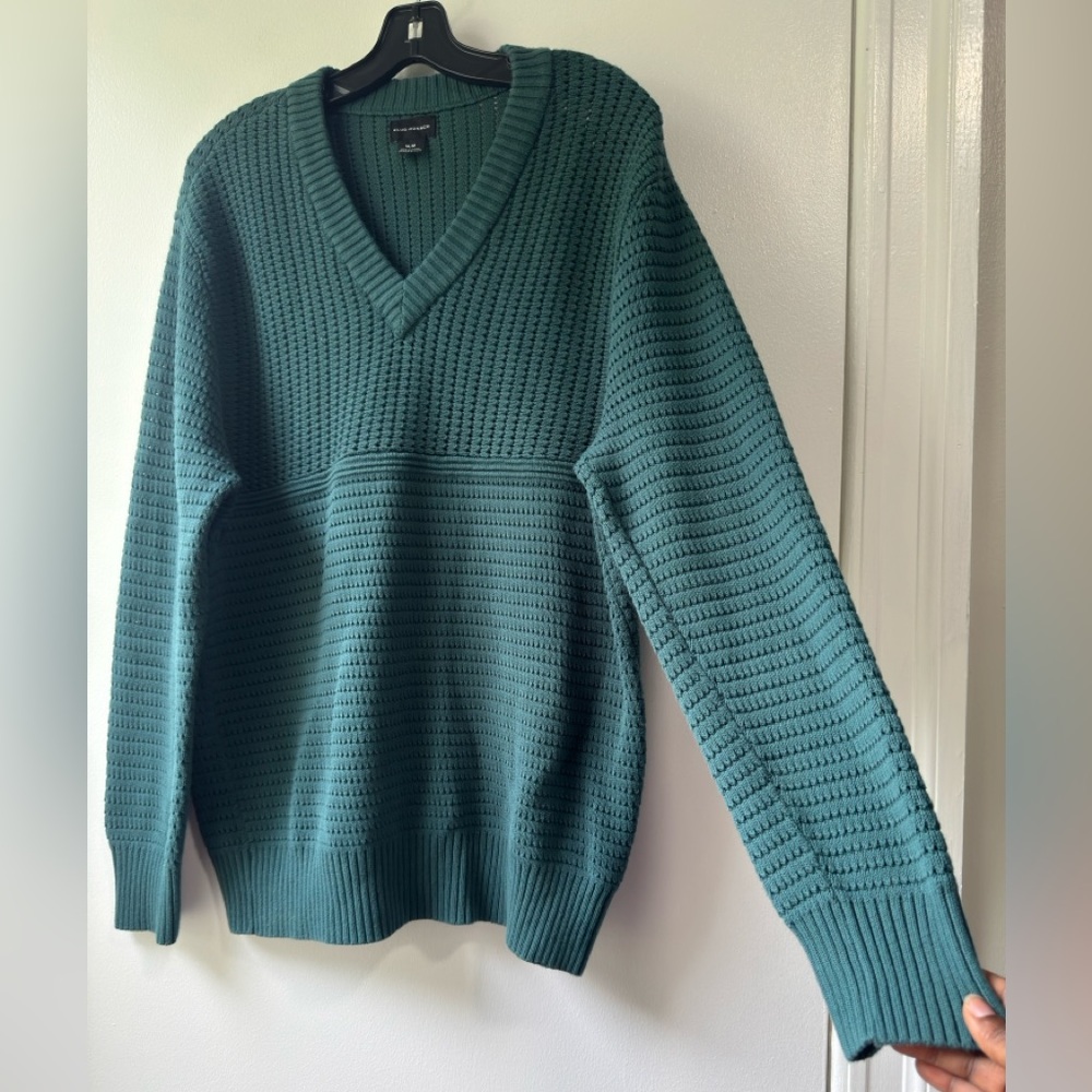 Club Monaco Men's V-Neck Upgraded with Mixed Knit Cotton For Allover Texture - Picture 5 of 15